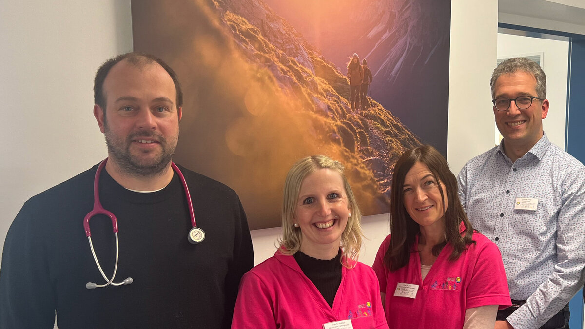 Kinderarzt Andreas Daudt (l.) und Kinder- und Jugendpsychotherapeut Christian Jung (r.) mit dem Praxisteam. | © Kliniken Ostallgäu-Kaufbeuren