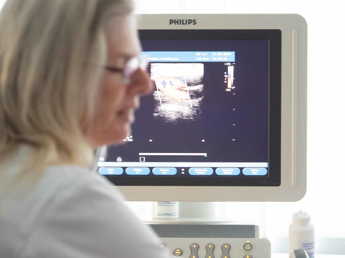 Chefärztin Dr. Ute Dammer mit medizinischen Geräten im Gefäßzentrum des Klinikums Kaufbeuren