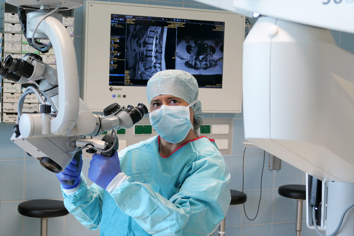 Spezialistin für Neurochirurgie mit moderner Ausstattung