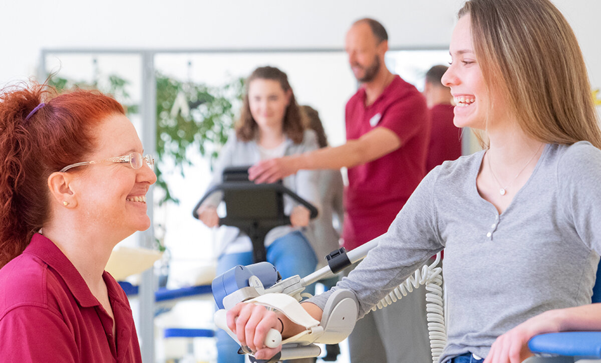 Physiotherapeutin behandelt eine Patientin im Krankenhaus Kaufbeuren