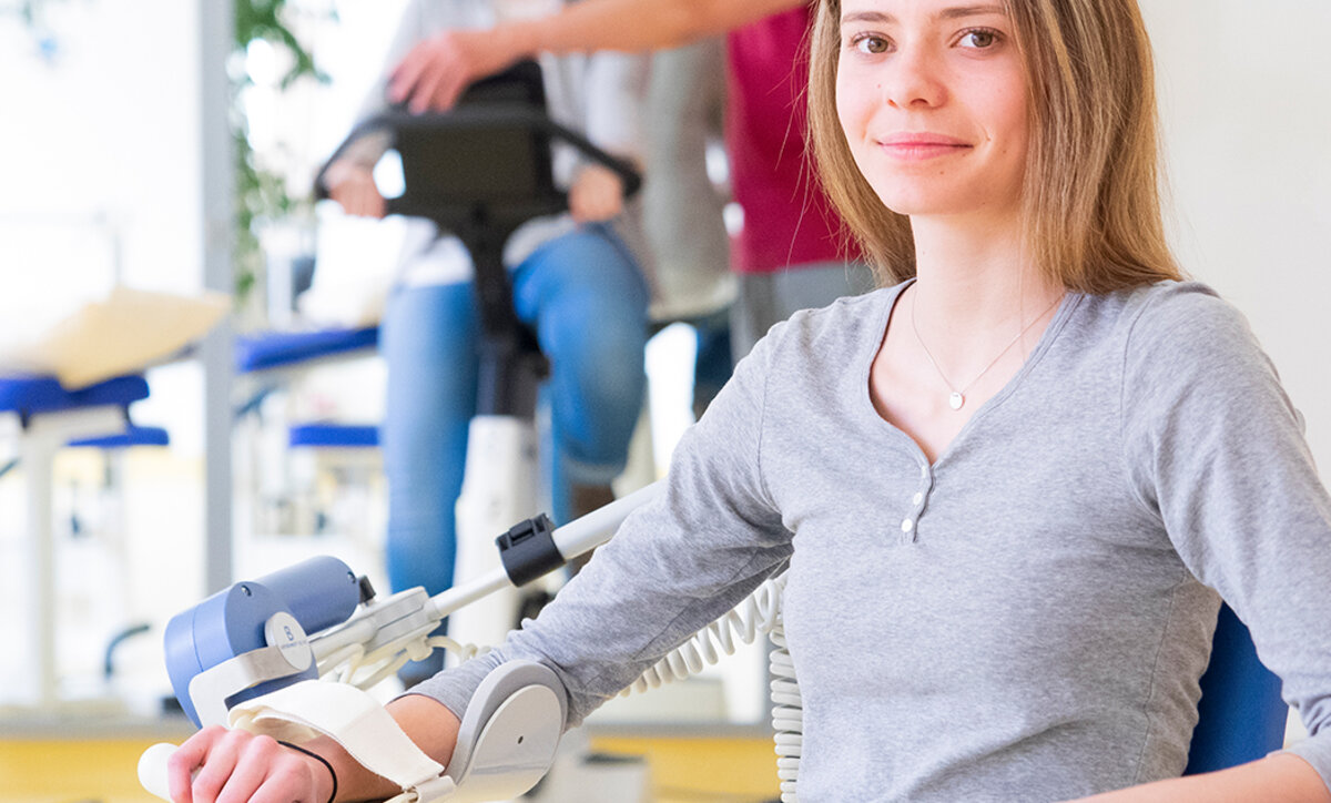 Physiotherapeutische Behandlung eines Patienten im Klinikum Kaufbeuren