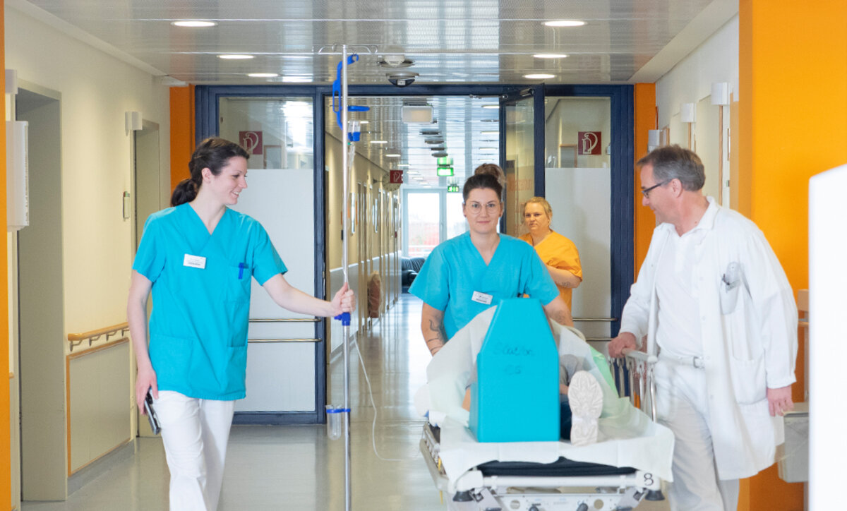 Notaufnahme des Traumazentrums mit medizinischem Team in Aktion