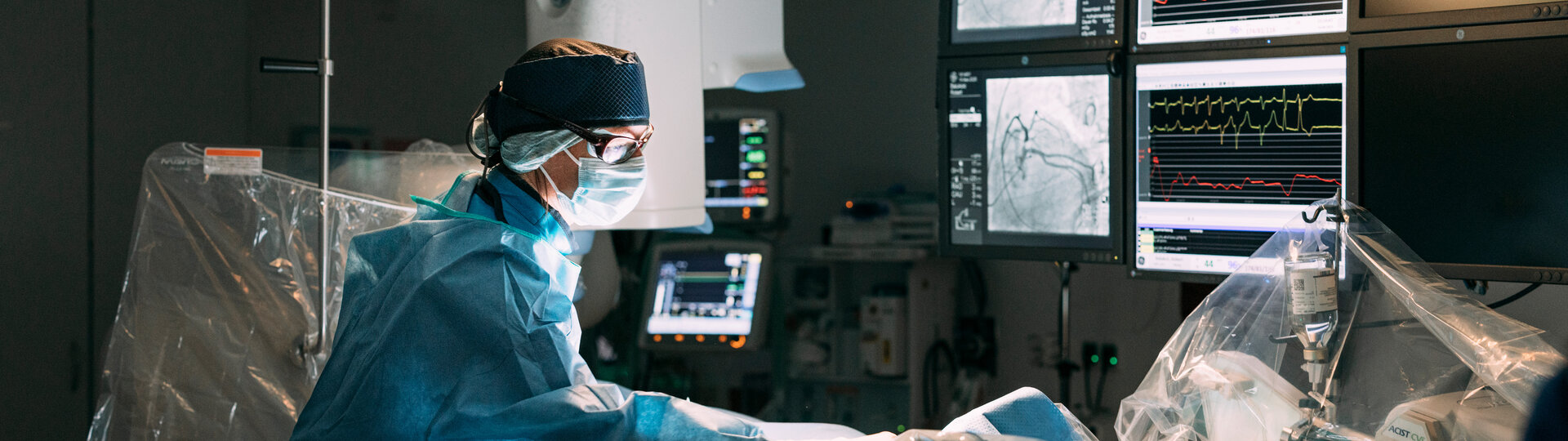 Kardiologische Fachärztin bei einer Herz-Operation im Katheterlabor | © Kliniken Ostallgäu-Kaufbeuren