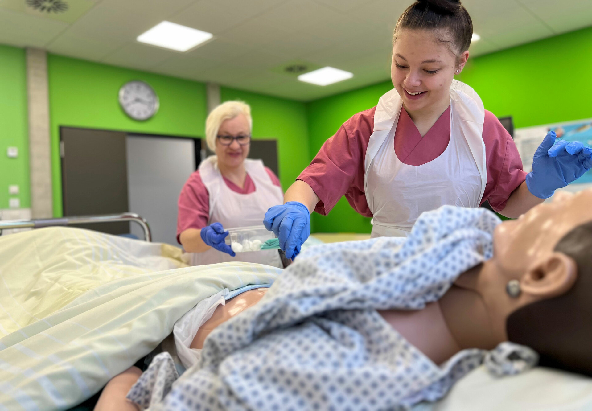 Eine Pflegeschülerin führt eine Pflegeübung im Schulgebäude der Berufsfachschule für Krankenpflegehilfe in Buchloe durch | © Kliniken Ostallgäu-Kaufbeuren