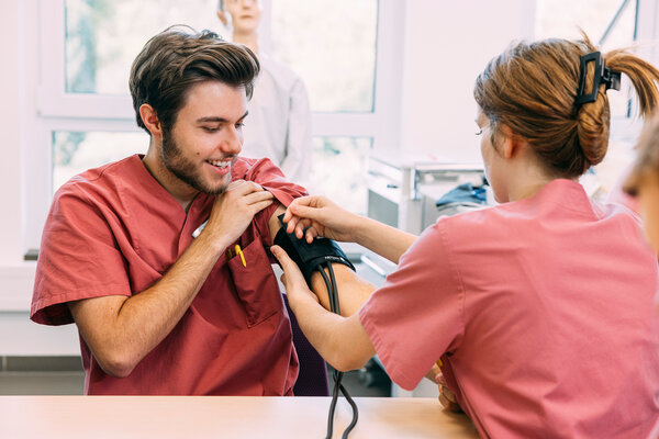 Auszubildende üben Blutdruckmessung an der Berufsfachschule für Krankenpflegehilfe in Buchloe | © Kliniken Ostallgäu-Kaufbeuren