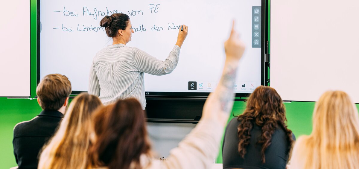 Lehrer gibt eine Unterrichtsstunde vor einer Gruppe von Pflegeschülern an der Krankenpflegehilfeschule in Buchloe | © Kliniken Ostallgäu-Kaufbeuren