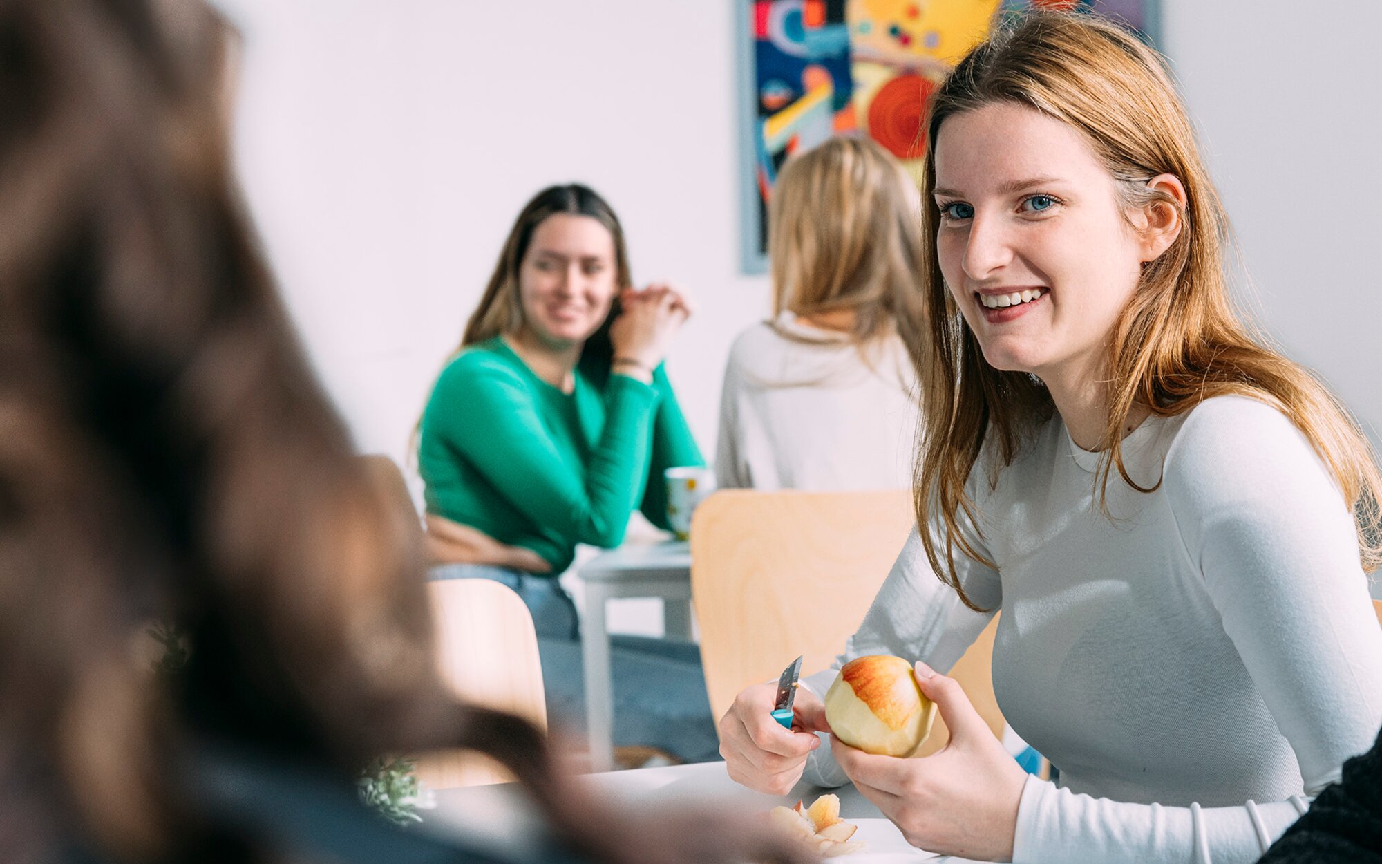 Helles Pausenzimmer in der Berufsfachschule für Pflegefachhilfe in Buchloe | © Kliniken Ostallgäu-Kaufbeuren