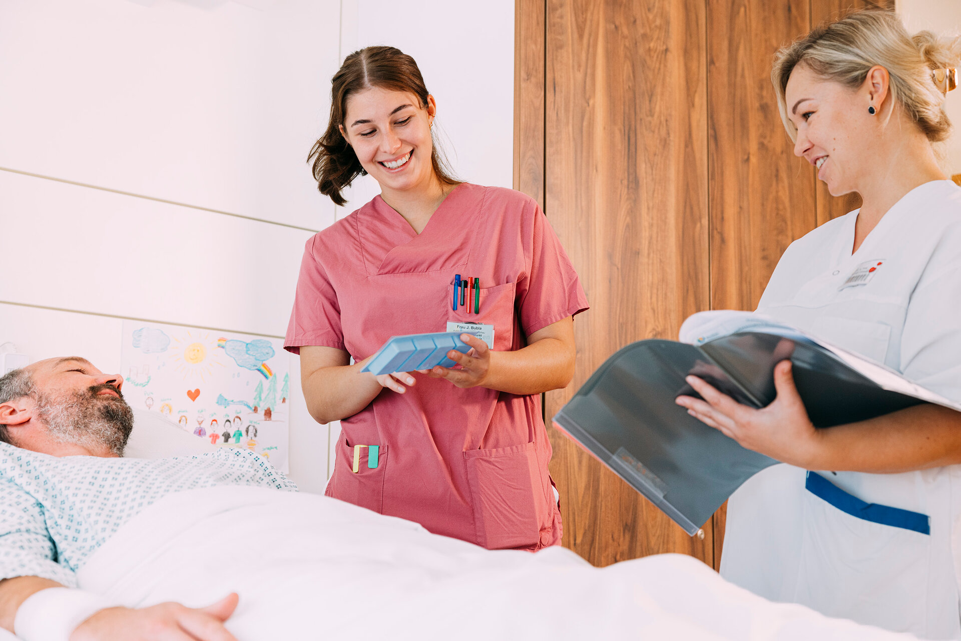 Eine Pflegeschülerin mit ihrer Praxisanleiterin auf Station im Klinikum Kaufbeuren | © Kliniken Ostallgäu-Kaufbeuren