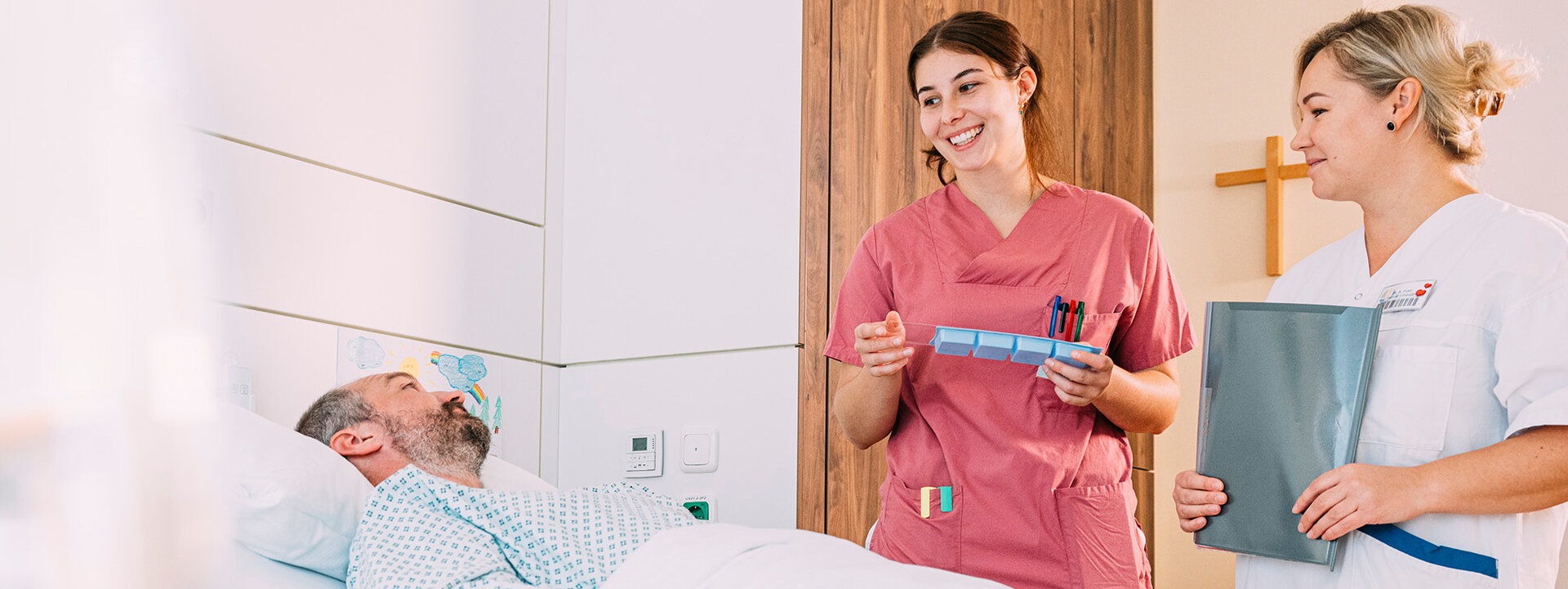 Eine Schülerin der Berufsschule für Pflege auf Station am Klinikum Kaufbeuren | © Kliniken Ostallgäu-Kaufbeuren