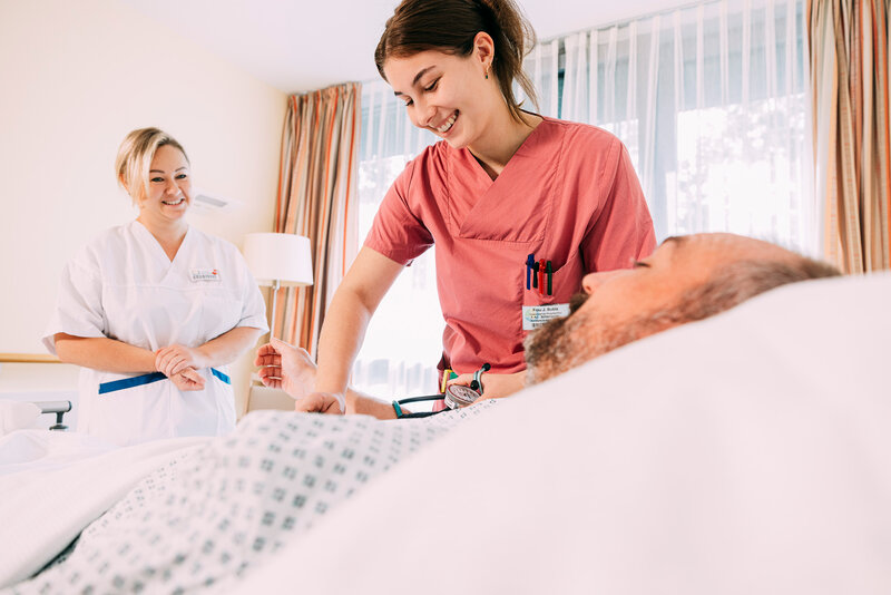Pflegeschülerin während eines Praxiseinsatzes auf der Station im Krankenhaus | © Kliniken Ostallgäu-Kaufbeuren