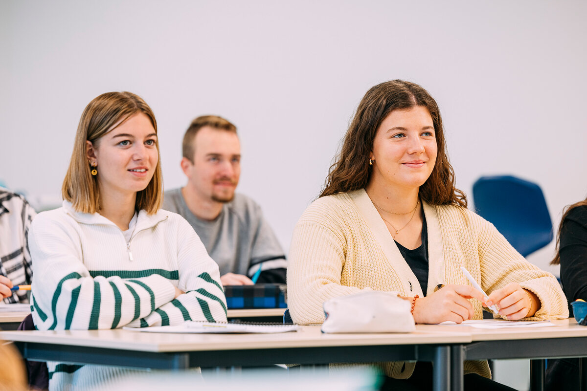 Pflegeschüler der Krankenpflegeschule Kaufbeuren sitzen im Klassenzimmer während des Unterrichts | © Kliniken Ostallgäu-Kaufbeuren