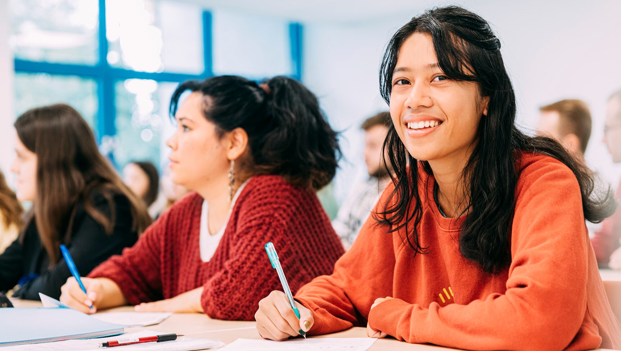Pflegeschüler sitzen an einem Tisch im Klassenzimmer der Berufsfachschule für Krankenpflege Kaufbeuren | © Kliniken Ostallgäu-Kaufbeuren