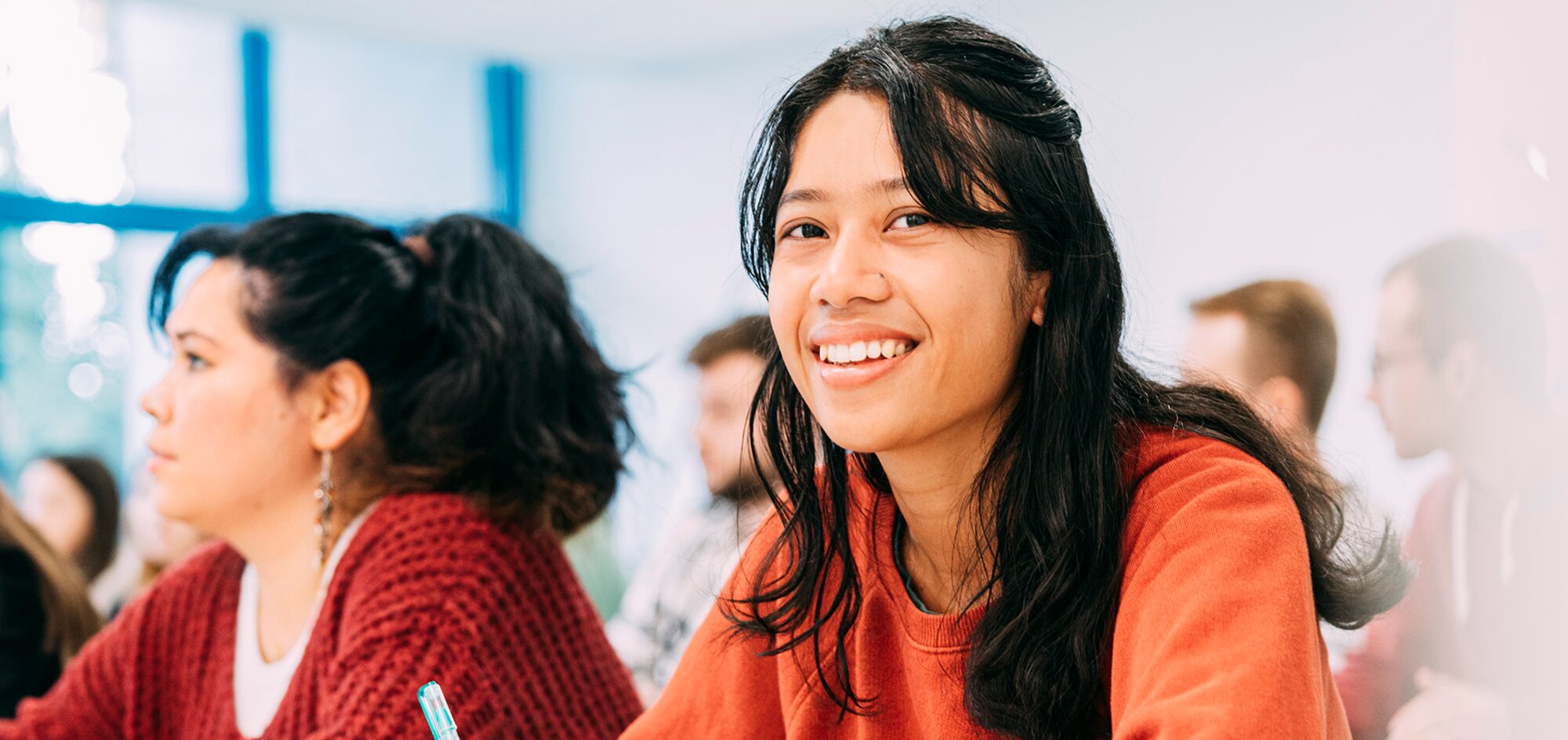 Pflegeschüler sitzen an einem Tisch im Klassenzimmer der Berufsfachschule für Krankenpflege Kaufbeuren | © Kliniken Ostallgäu-Kaufbeuren