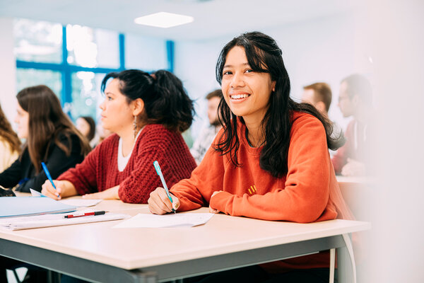 Pflegeschüler sitzen an einem Tisch im Klassenzimmer der Berufsfachschule für Krankenpflege Kaufbeuren | © Kliniken Ostallgäu-Kaufbeuren