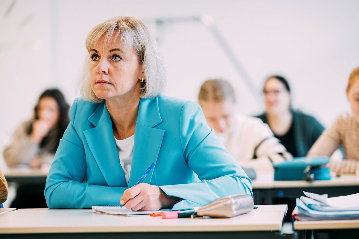 Eine Pflegeschülerin der Berufsschule für Pflege Allgäu während des Unterrichts | © Kliniken Ostallgäu-Kaufbeuren