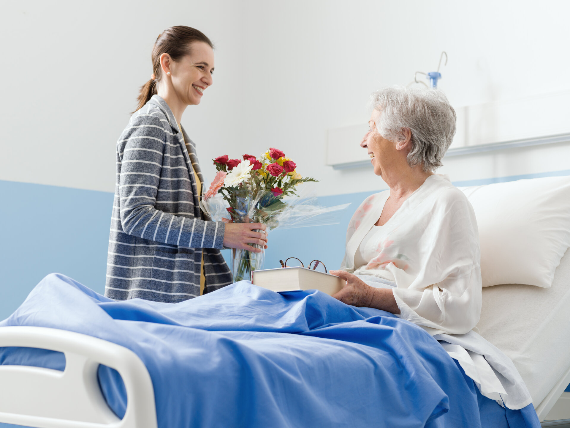 Eine Patientin erhält Blumen beim Besuch einer Angehörigen  | © StockPhotoPro