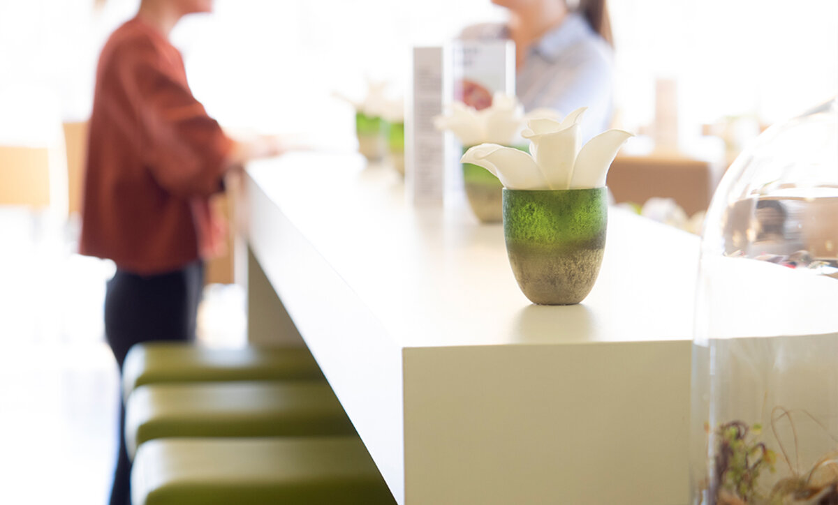 Cafeteria-Bereich mit Sitzplätzen im Krankenhaus Kaufbeuren