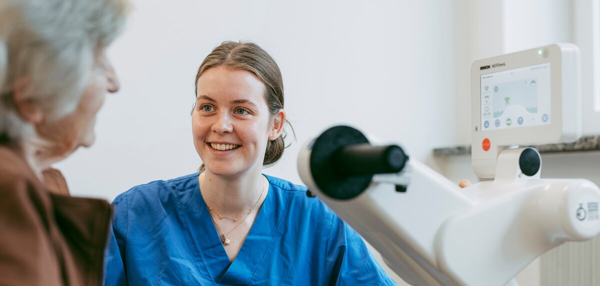 Therapeutin führt Mobilisationsübung mit Patientin in der Physiotherapie Füssen durch | © Kliniken Ostallgäu-Kaufbeuren