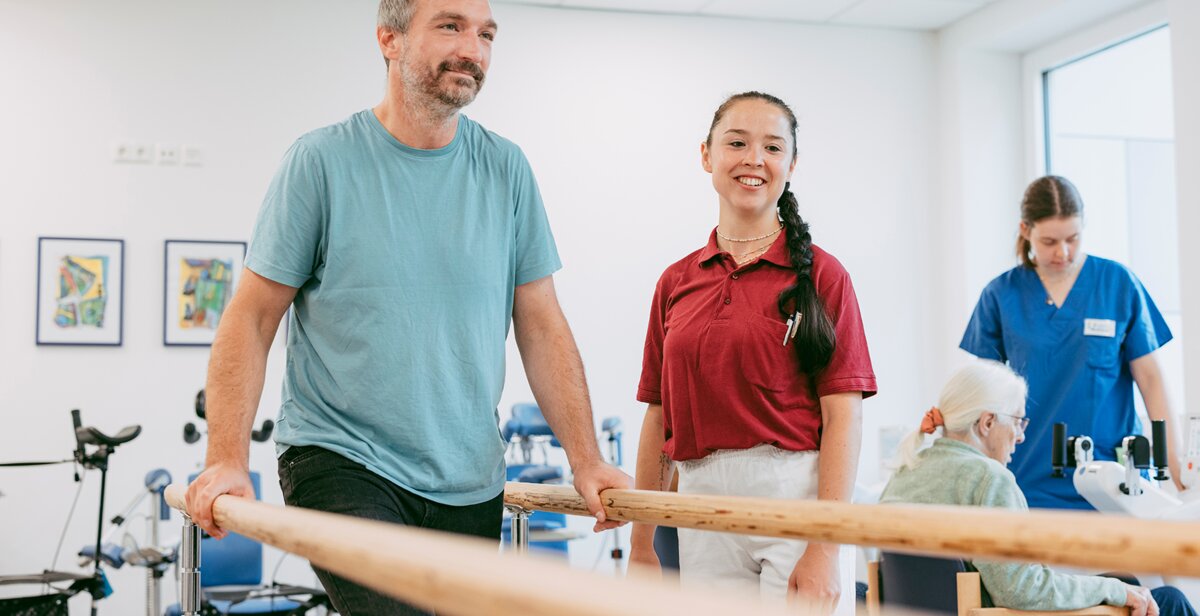Einzeltherapie mit gezielten Bewegungsanleitungen für Patienten in Füssen | © Kliniken Ostallgäu-Kaufbeuren