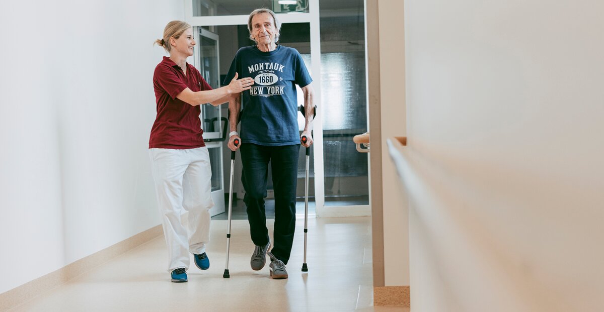 Patient führt unter Aufsicht des Therapeuten eine Gehübung aus | © Kliniken Ostallgäu-Kaufbeuren