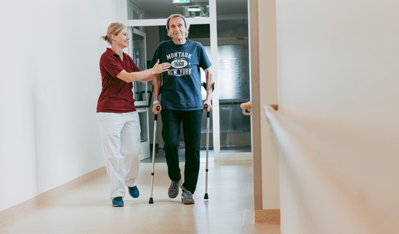 Patient führt unter Aufsicht des Therapeuten eine Gehübung aus | © Kliniken Ostallgäu-Kaufbeuren