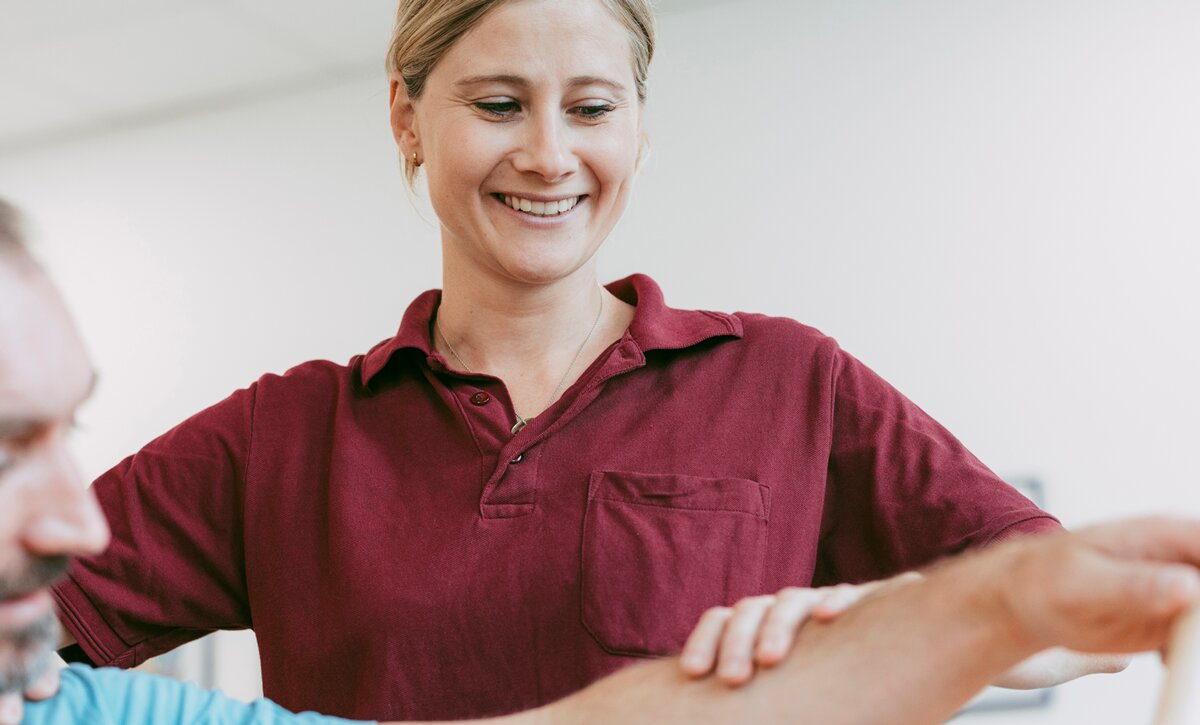 Therapeutin erklärt patientengerechte Haltungskorrektur in der Therapie | © Kliniken ostallgäu-Kaufberuren