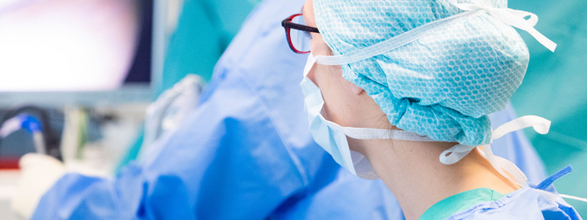 Neurochirurgin  in einem OP des Klinikum Kaufbeuren vor medizinischen Geräten