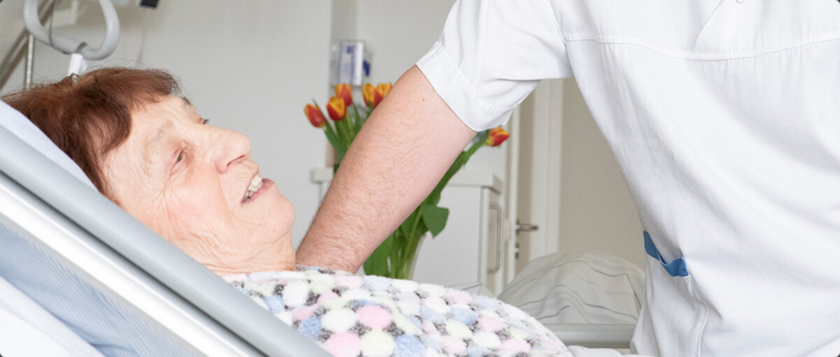 Ältere Patientin mit einer Pflegekraft