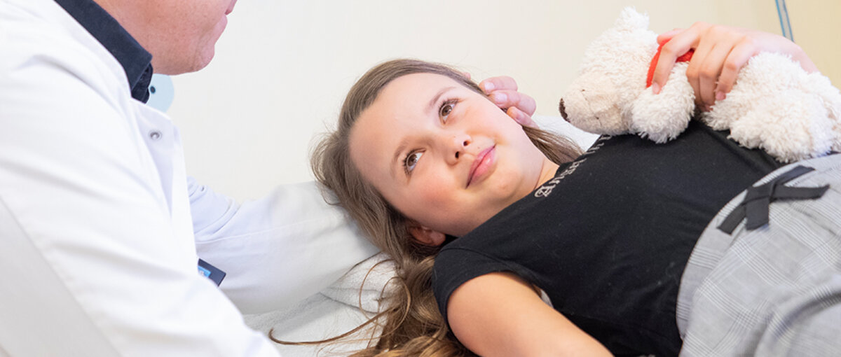 Kinderarzt im Klinikum Kaufbeuren bei der Behandlung eines Kindes