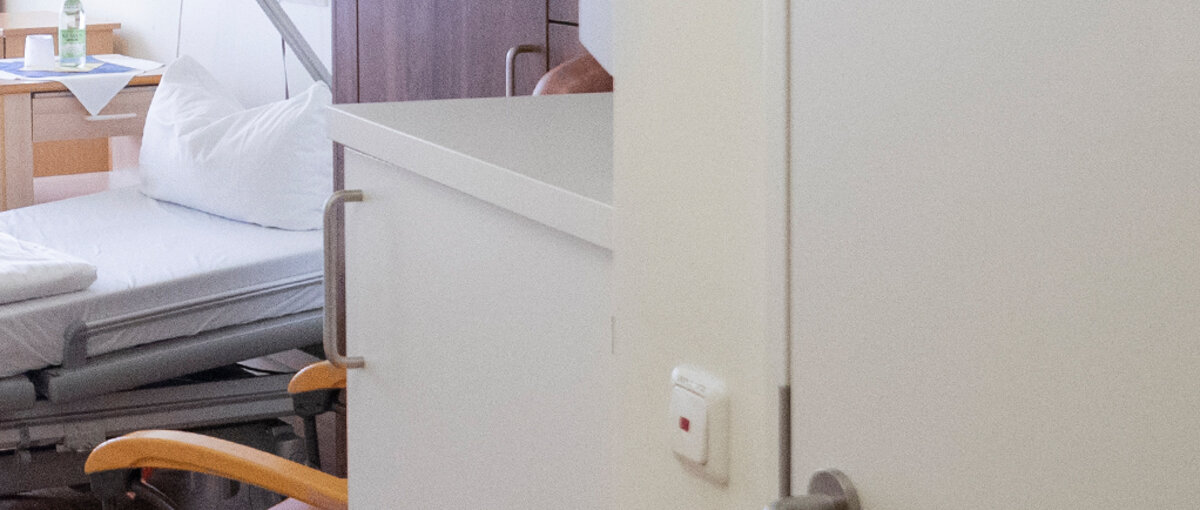 Ausschnitt einer Patientenzimmers mit Raumausstattung