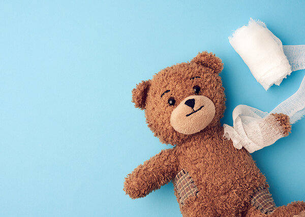 Teddybär mit einem medizinischen Verband am Arm