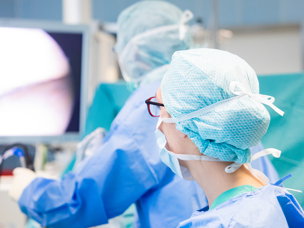 Blick in einen hochmodernen Operationssaal während einer chirurgischen Operation