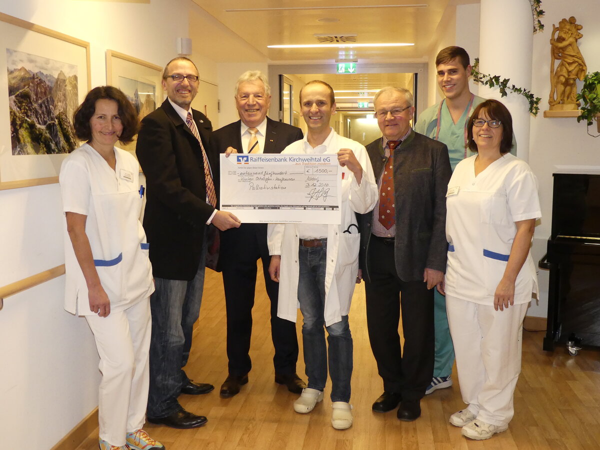 Vertreter des Schiedsrichterverbands überreichen eine Spende an den Förderverein der Klinik
