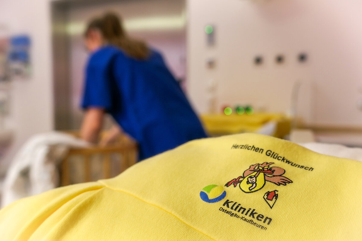 Eine Fachkraft in der Geburtshilfe kümmert sich um ein neugeborenes Baby | © Kliniken Ostallgäu-Kaufbeuren