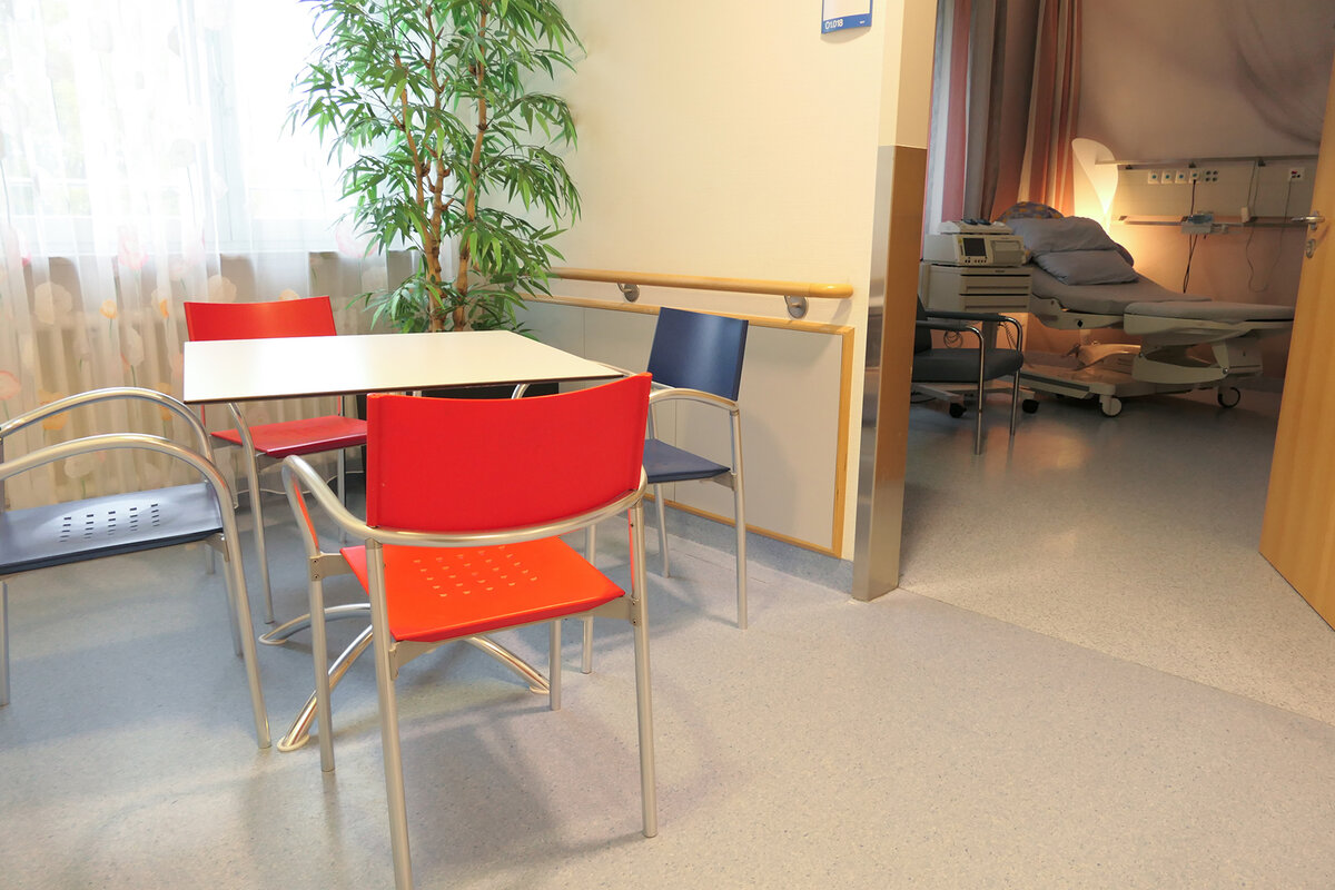 Blick in den Kreißsaal der Klinik Kaufbeuren – modern und einfühlsam gestaltet