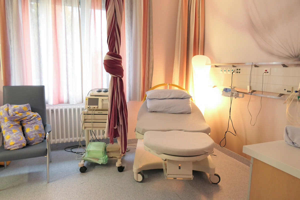 Sanftes Licht und moderne Ausstattung im Kreißsaal