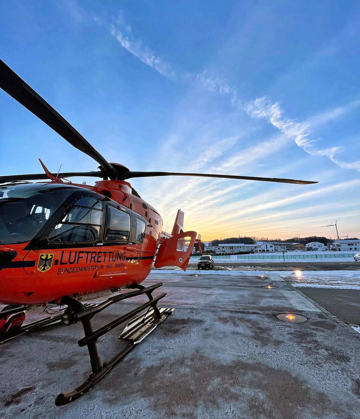 Gelandeter Hubschrauber vor dem Notfallzentrum der Klinik Ostallgäu-Kaufbeuren
