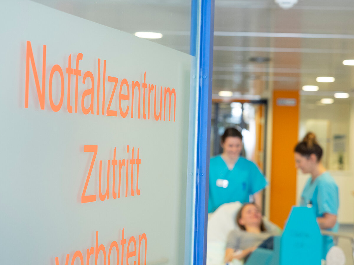 Einblick ins Notfallzentrum Kaufbeuren durch eine geöffnete Tür