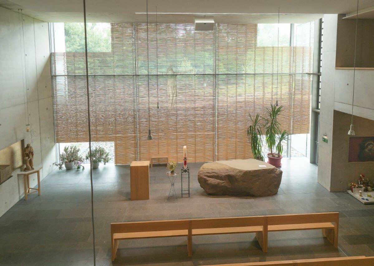 Innenansicht der Krankenhauskapelle Kaufbeuren – ein Ort der Ruhe und Besinnung