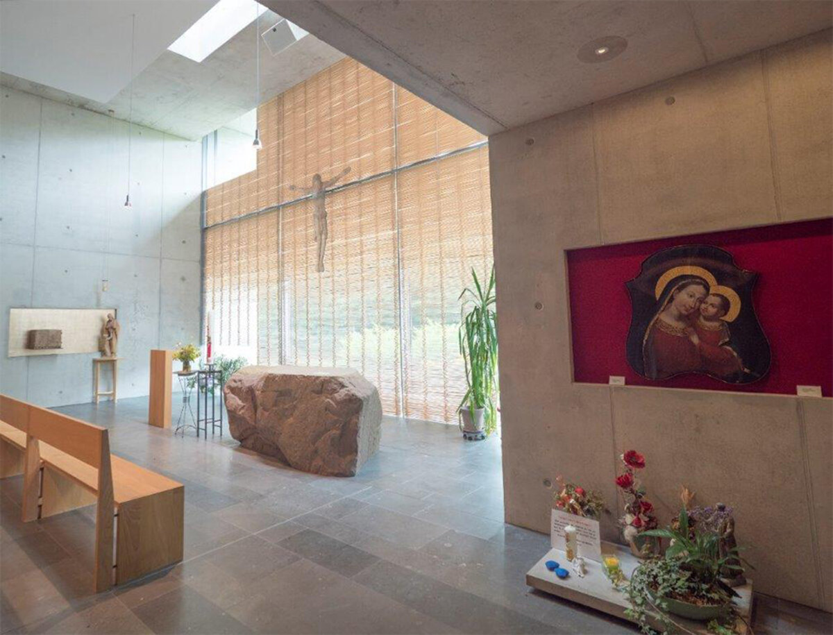 Lichtdurchflutete Kapelle für stille Momente im Krankenhaus Kaufbeuren 