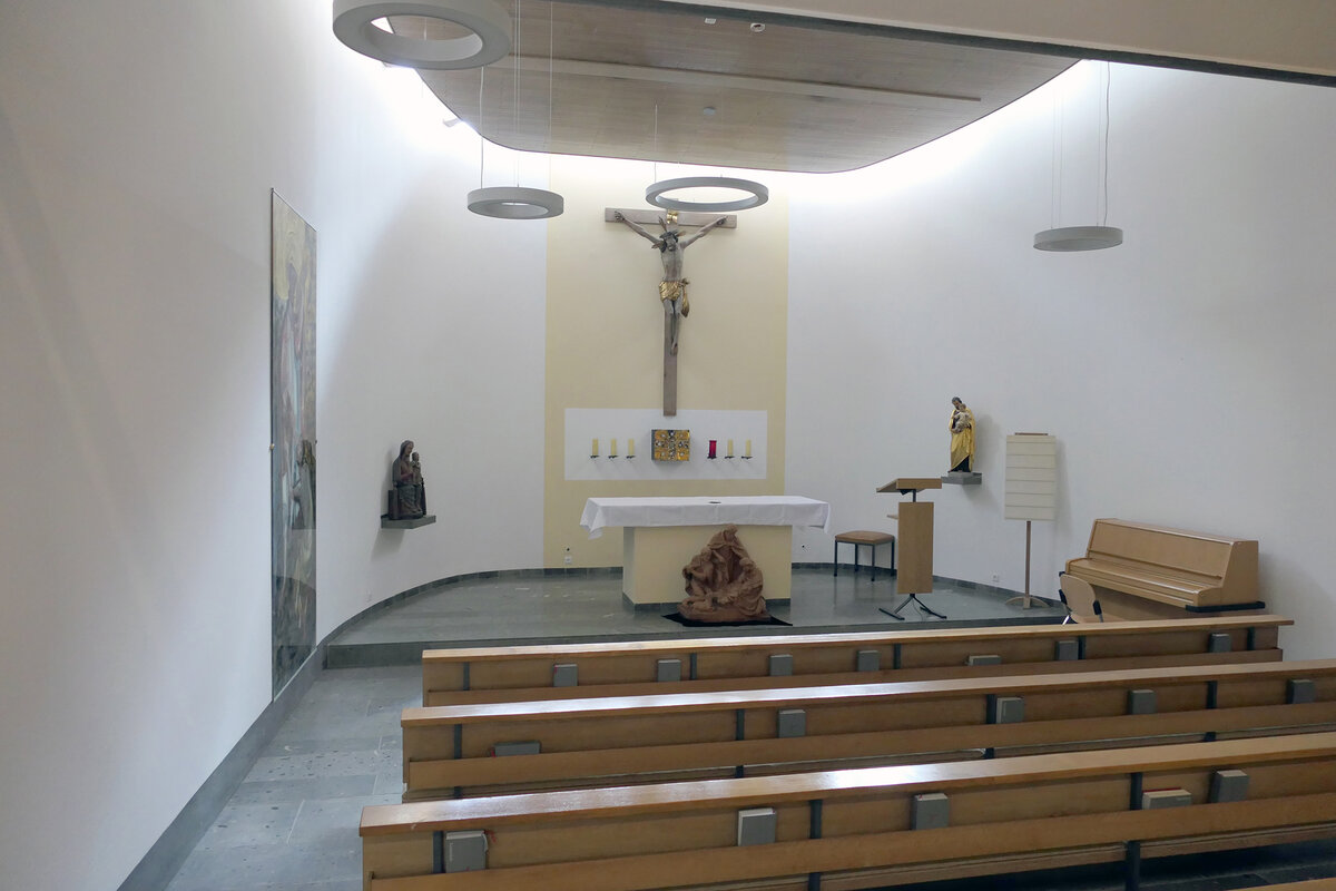 Kapelle im Krankenhaus Füssen mit moderner Gestaltung und beruhigender Atmosphäre