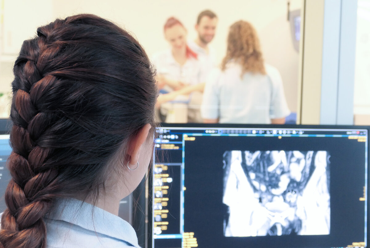 Technische Ausstattung eines radiologischen Untersuchungsraums | © Kliniken Ostallgäu-Kaufbeuren