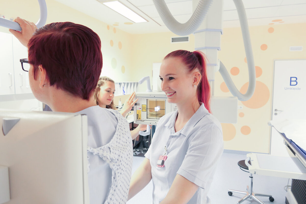 Untersuchung in einem modernen radiologischen Gerät | © Kliniken Ostallgäu-Kaufbeuren