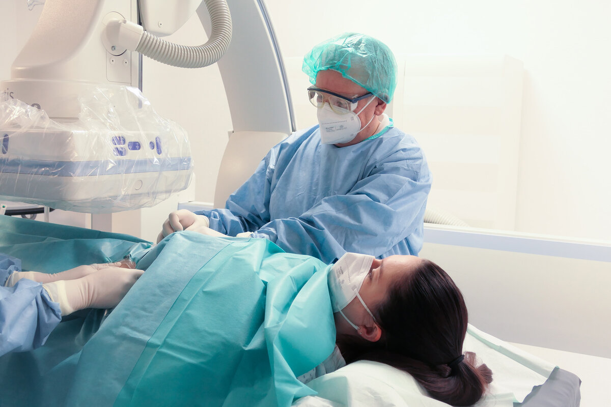 Patient wird für eine radiologische Untersuchung vorbereitet | © Kliniken Ostallgäu-Kaufbeuren