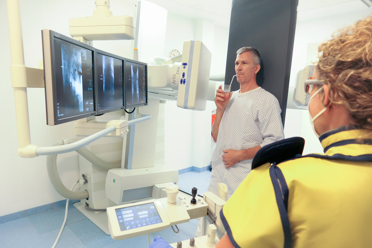 Patient bei einer  röntgenologischen Untersuchung der Speiseröhre | © Kliniken Ostallgäu-Kaufbeuren