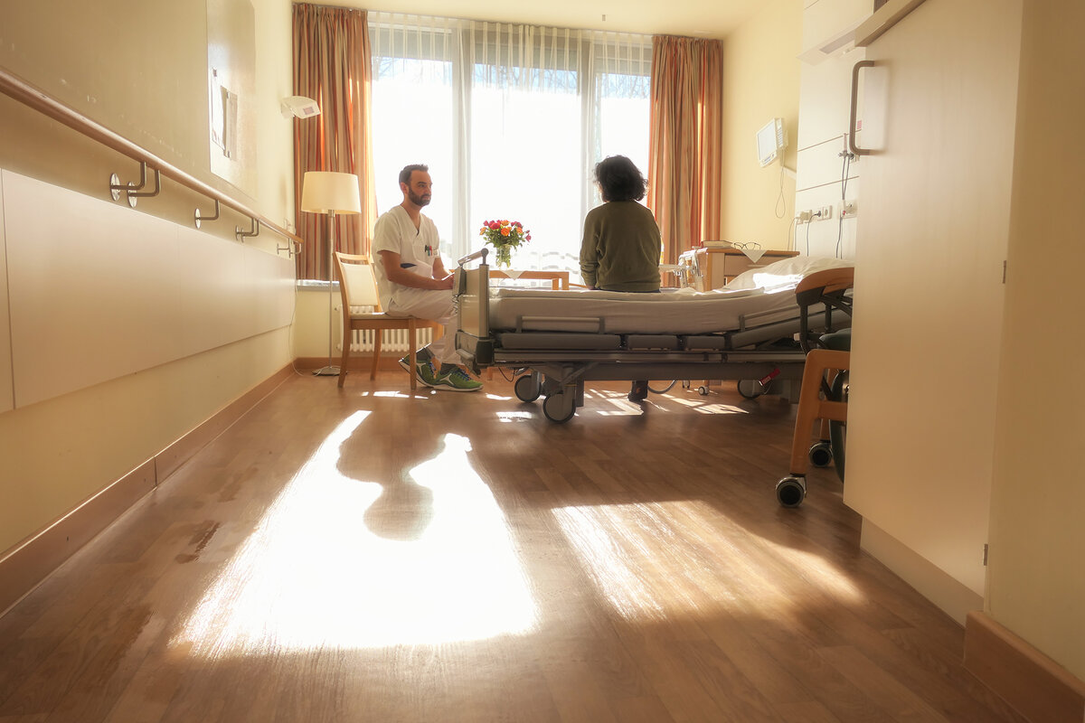 Medizinisches Personal im Gespräch – Palliativversorgung in Aktion