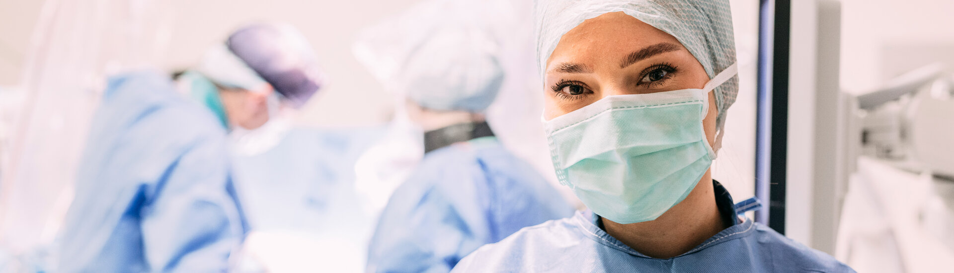 OP-Fachkräft der kliniken Ostallgäu-Kaufbeuren während eines Eingriffs | © Kliniken Ostallgäu-Kaufbeuren