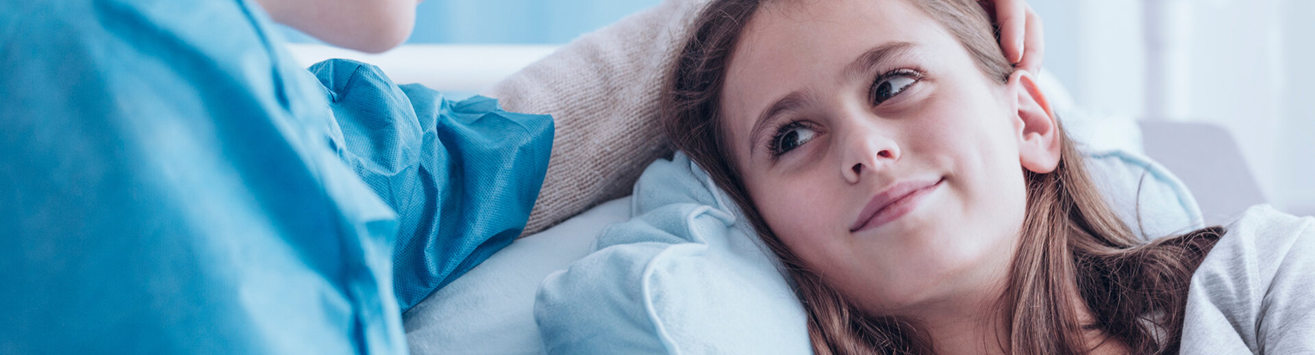 Weiblicher Patient sieht zu behandelnder Pflegekraft