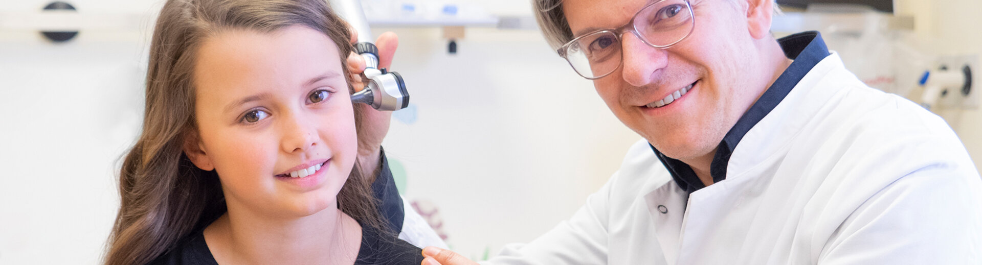 Arzt bei der Untersuchung einer HNO-Untersuchung einer Patientin