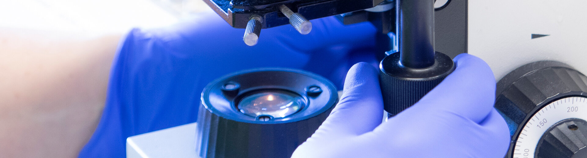 Arbeitsbereich der Pathologie mit Diagnosegeräten